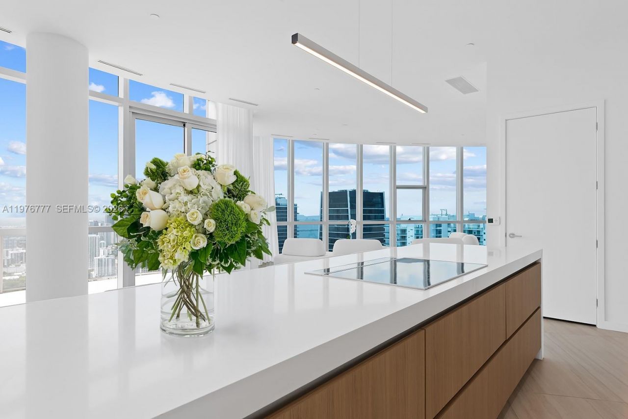851 NE 1st Ave, Unit PH 5700, Miami, FL 33132 Photo