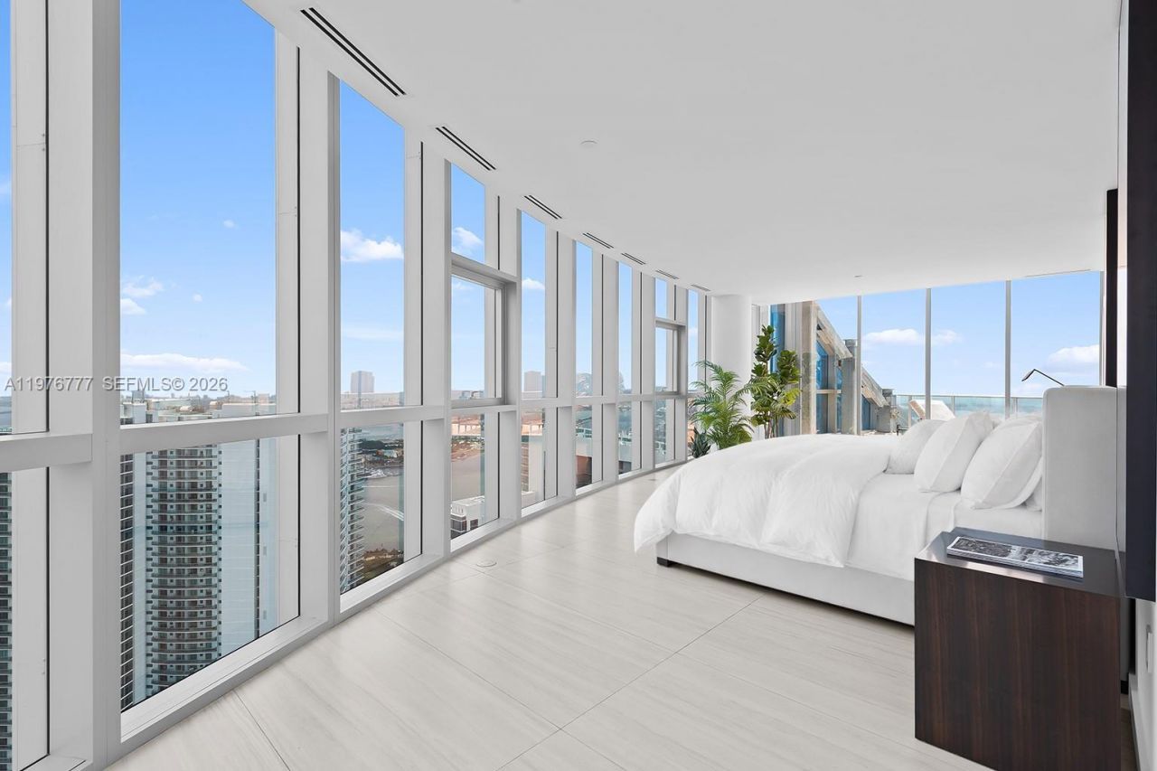851 NE 1st Ave, Unit PH 5700, Miami, FL 33132 Photo