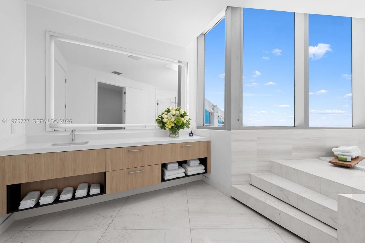 851 NE 1st Ave, Unit PH 5700, Miami, FL 33132 Photo