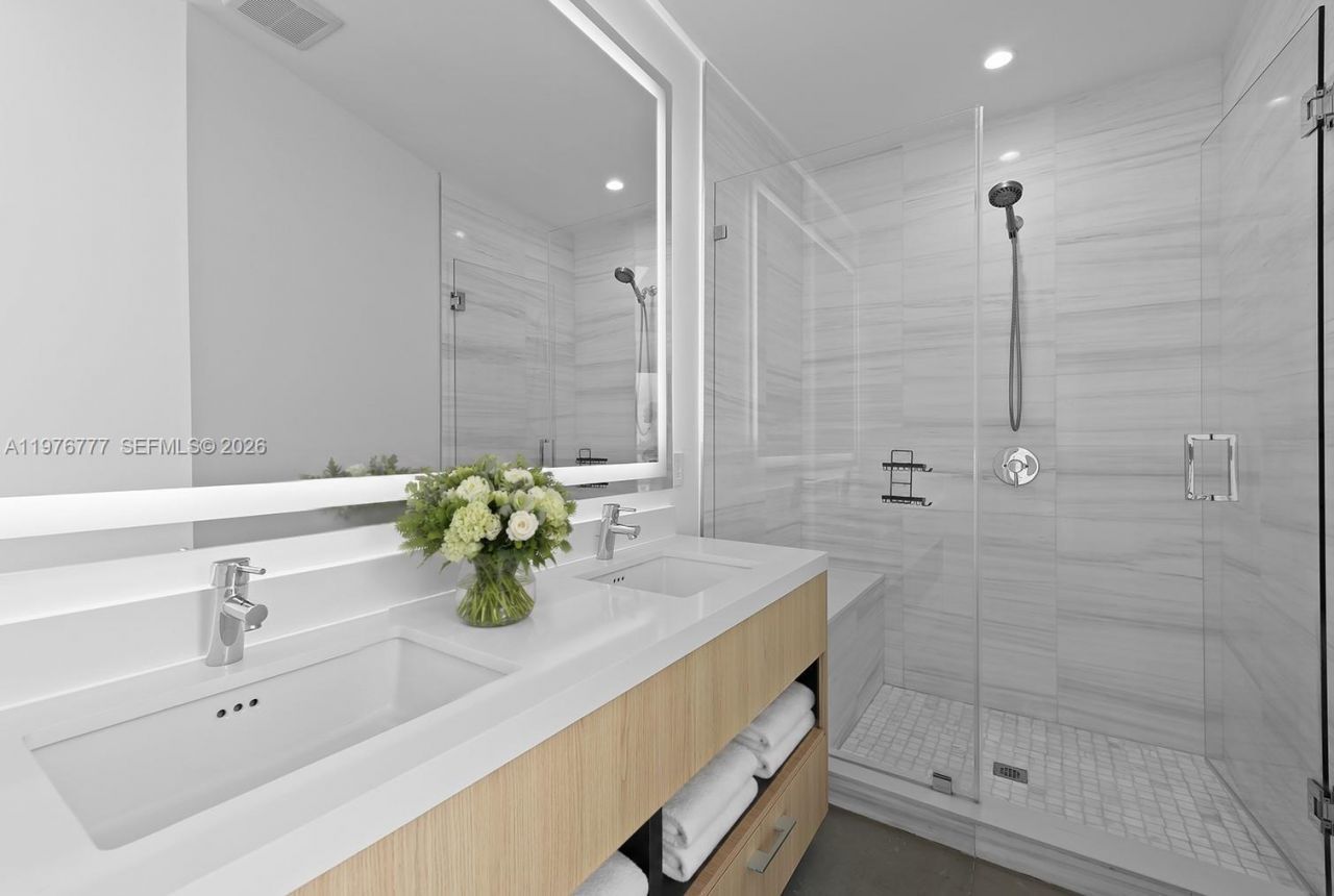 851 NE 1st Ave, Unit PH 5700, Miami, FL 33132 Photo