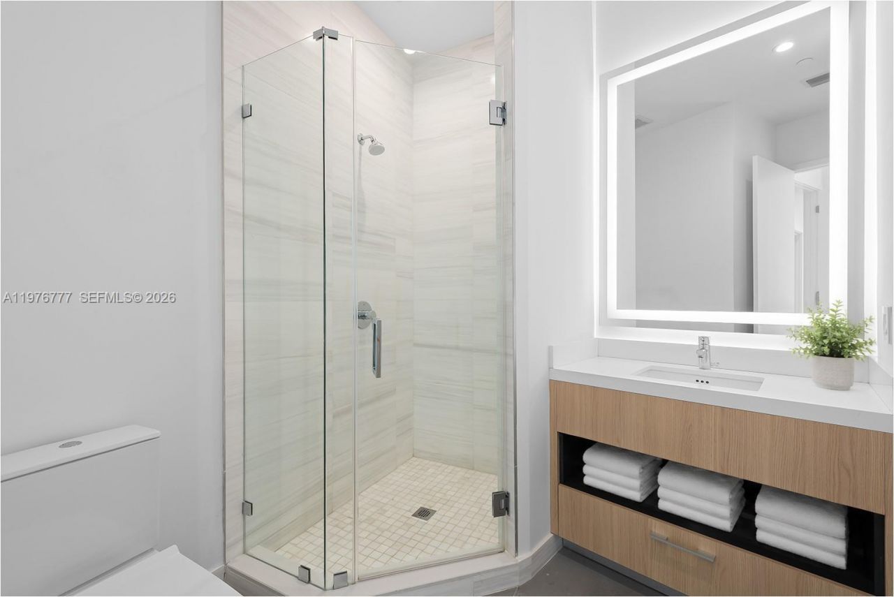 851 NE 1st Ave, Unit PH 5700, Miami, FL 33132 Photo
