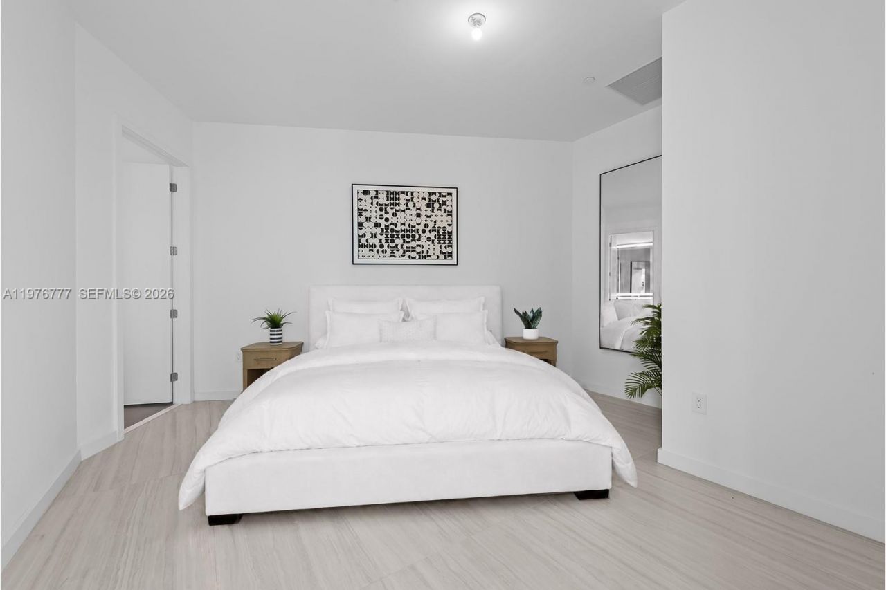 851 NE 1st Ave, Unit PH 5700, Miami, FL 33132 Photo