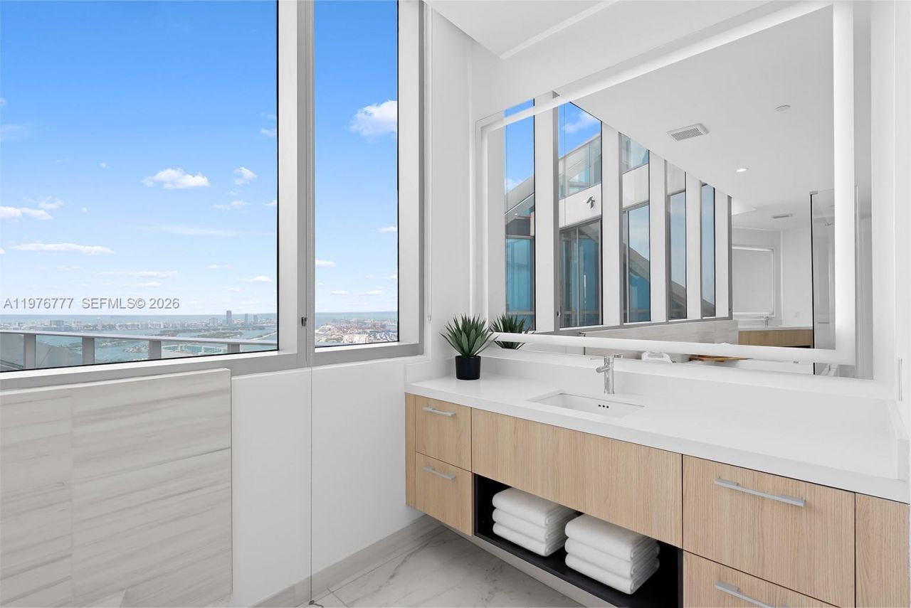 851 NE 1st Ave, Unit PH 5700, Miami, FL 33132 Photo