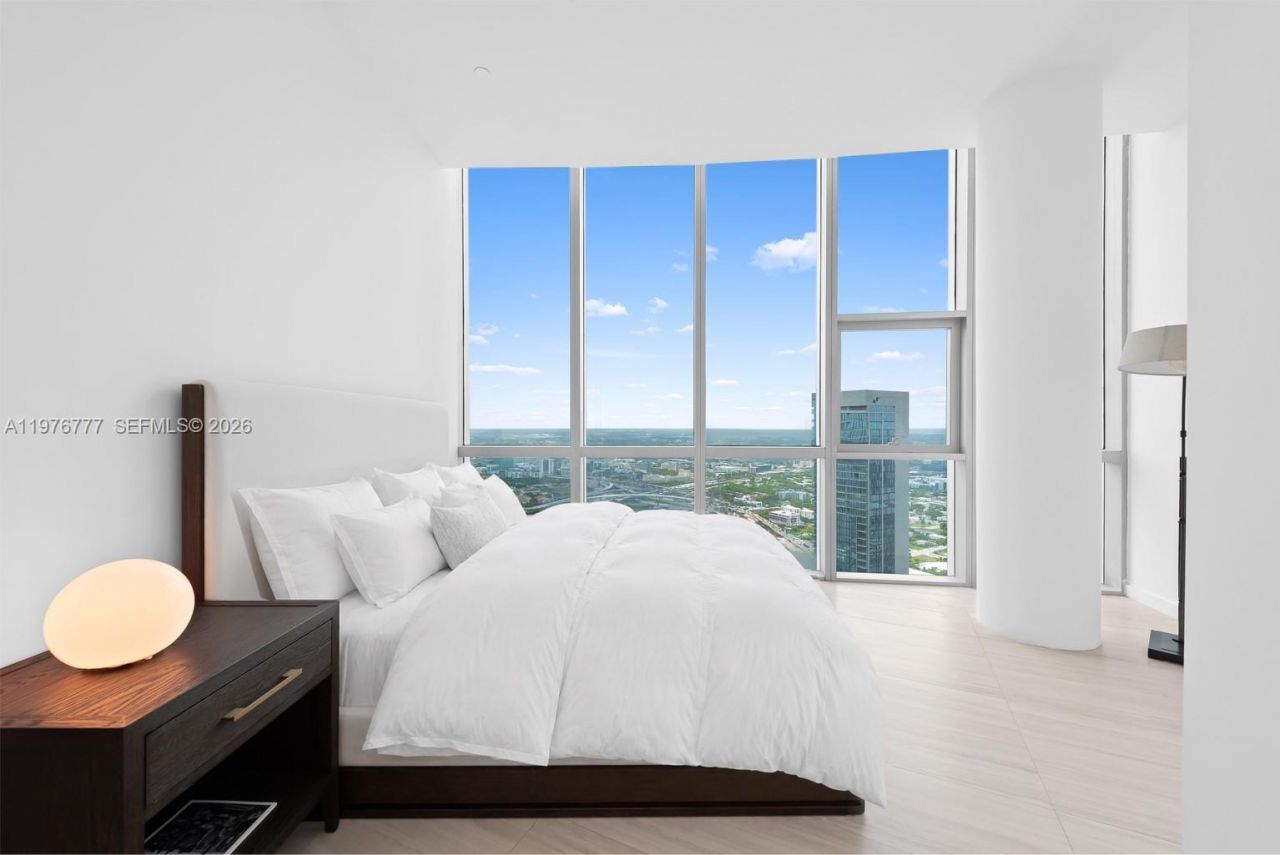 851 NE 1st Ave, Unit PH 5700, Miami, FL 33132 Photo