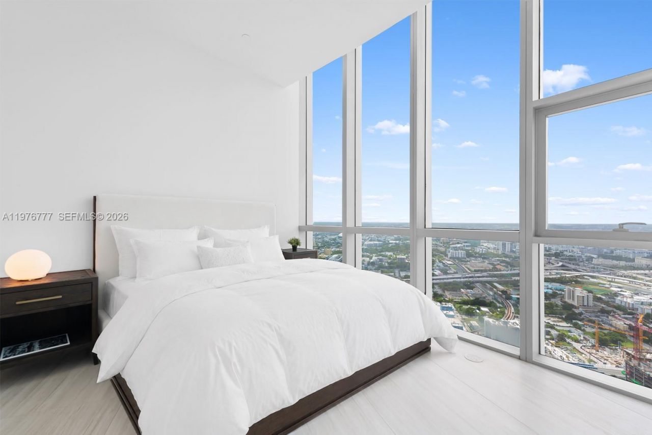 851 NE 1st Ave, Unit PH 5700, Miami, FL 33132 Photo