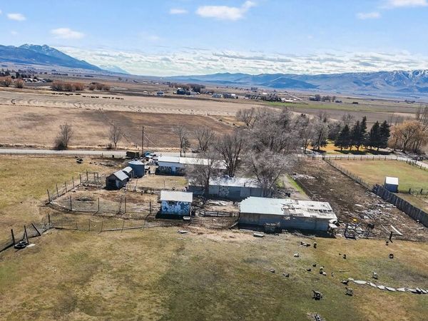 1044 W Samaria Ln, Malad City, ID 83252