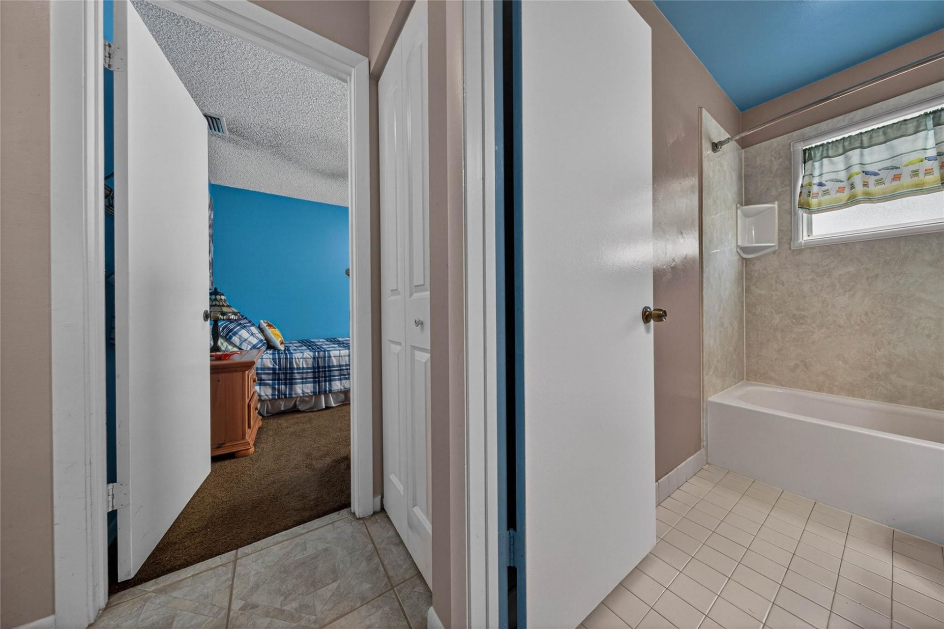 351 E Riverbend Drive, Sunrise, FL 33326 Photo