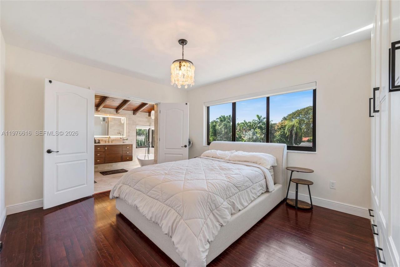 5135 Alton Rd, Miami Beach, FL 33140 Photo