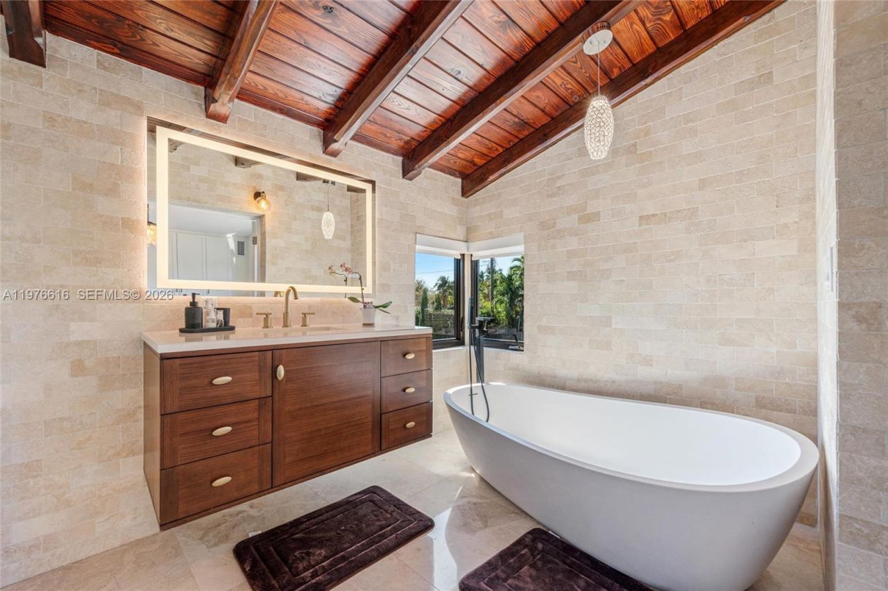 5135 Alton Rd, Miami Beach, FL 33140 Photo