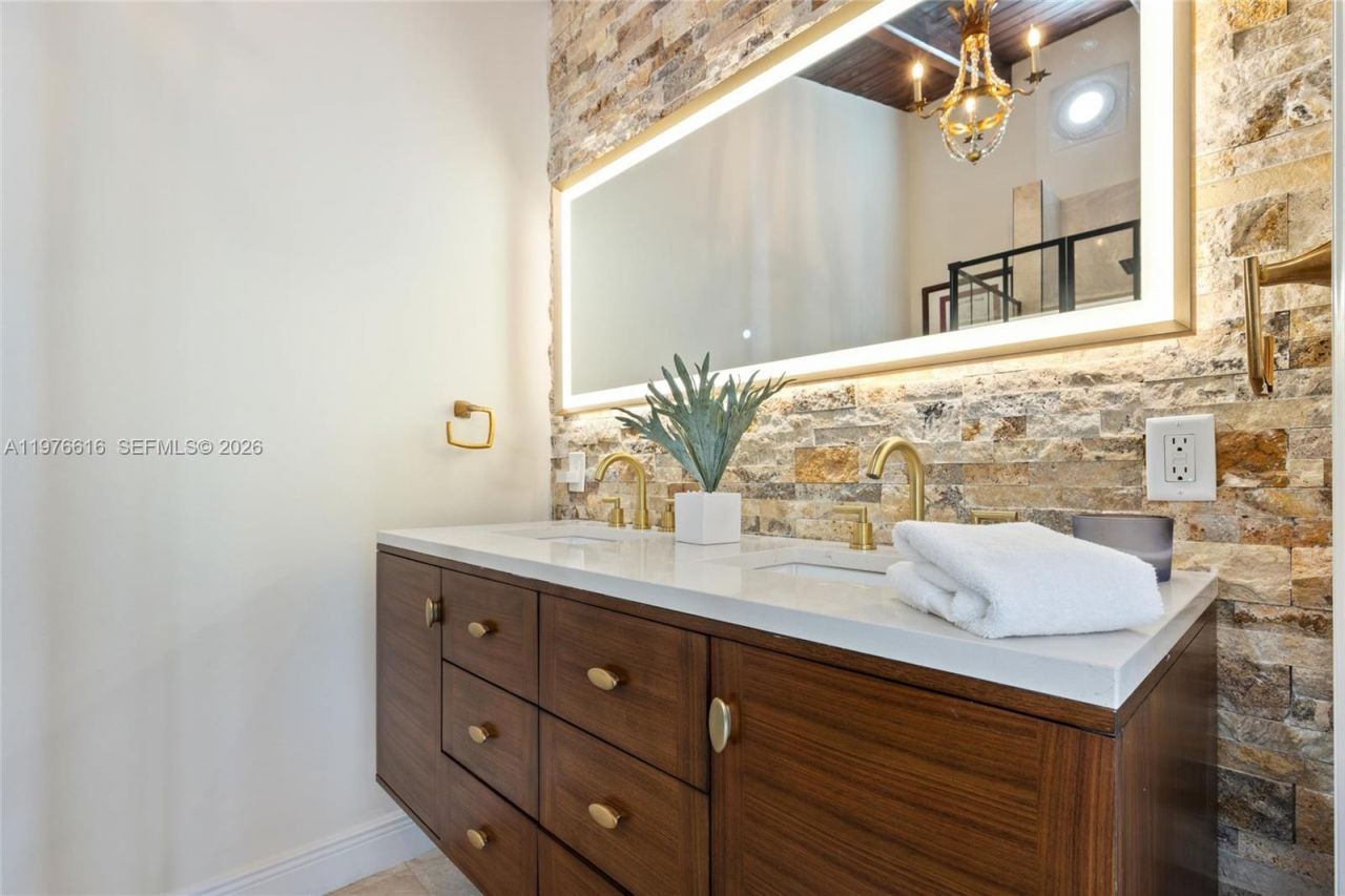 5135 Alton Rd, Miami Beach, FL 33140 Photo