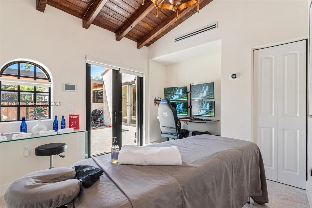 5135 Alton Rd, Miami Beach, FL 33140 Photo