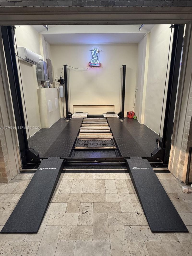 5135 Alton Rd, Miami Beach, FL 33140 Photo