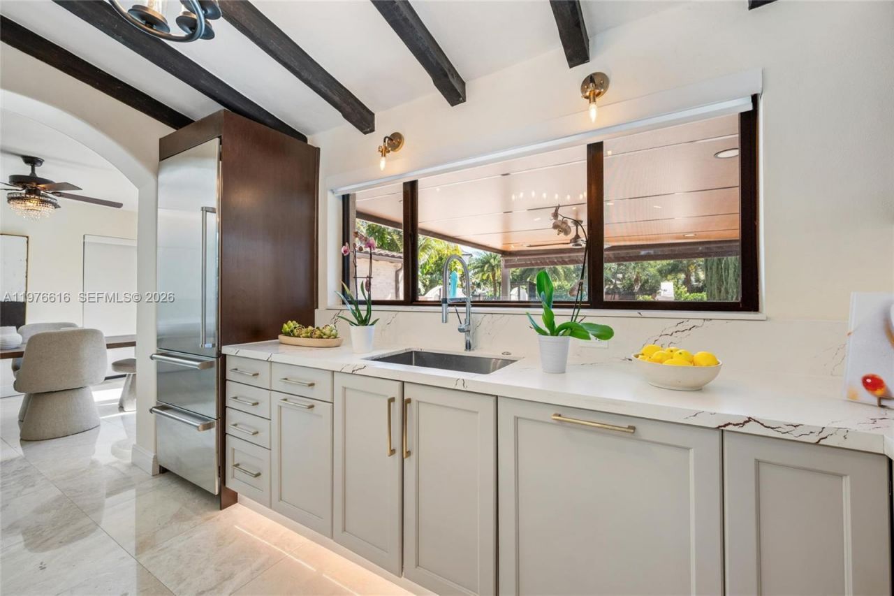 5135 Alton Rd, Miami Beach, FL 33140 Photo