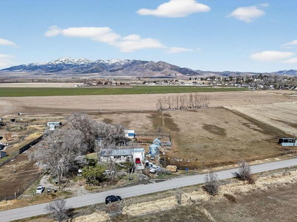 1044 W Samaria Ln, Malad City, ID 83252