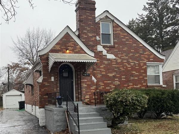 6832 Raymond Avenue, University City, MO 63130