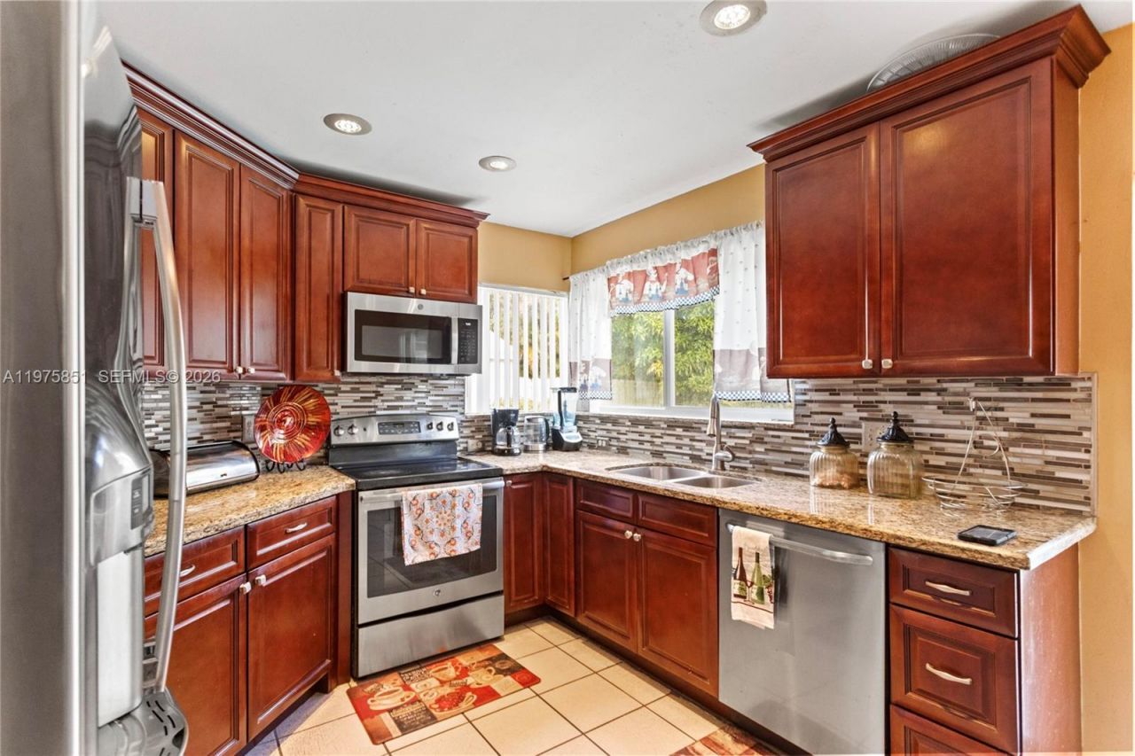 1071 SW 101st Ter, Pembroke Pines, FL 33025 Photo