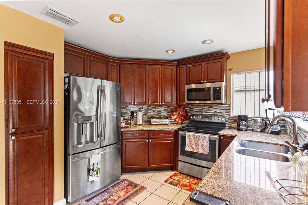 1071 SW 101st Ter, Pembroke Pines, FL 33025 Photo