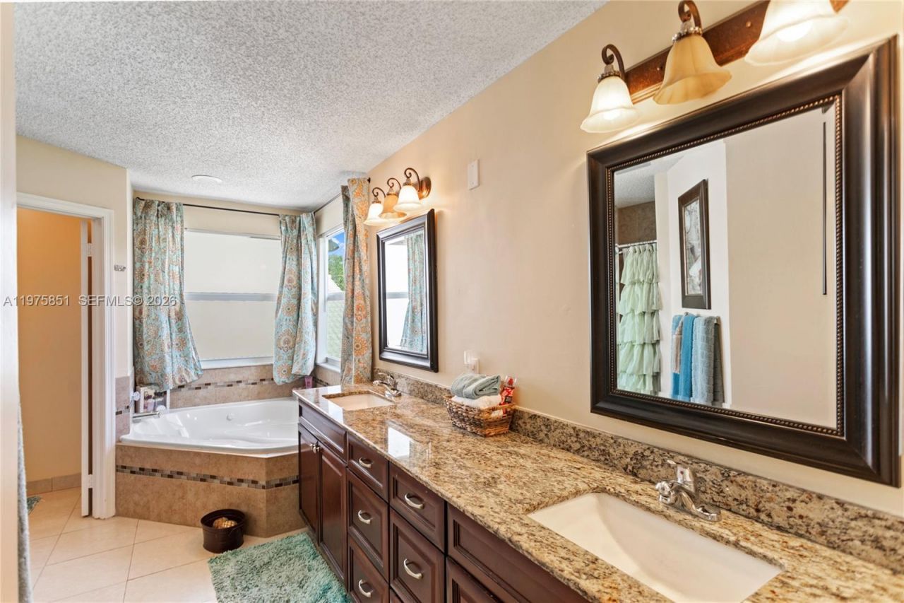 1071 SW 101st Ter, Pembroke Pines, FL 33025 Photo