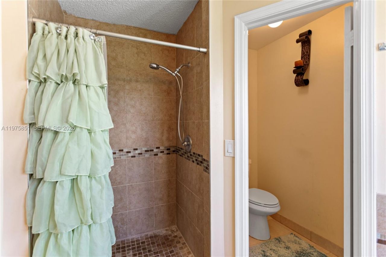 1071 SW 101st Ter, Pembroke Pines, FL 33025 Photo