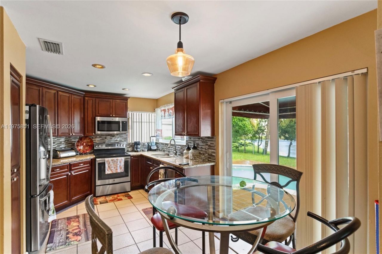 1071 SW 101st Ter, Pembroke Pines, FL 33025 Photo