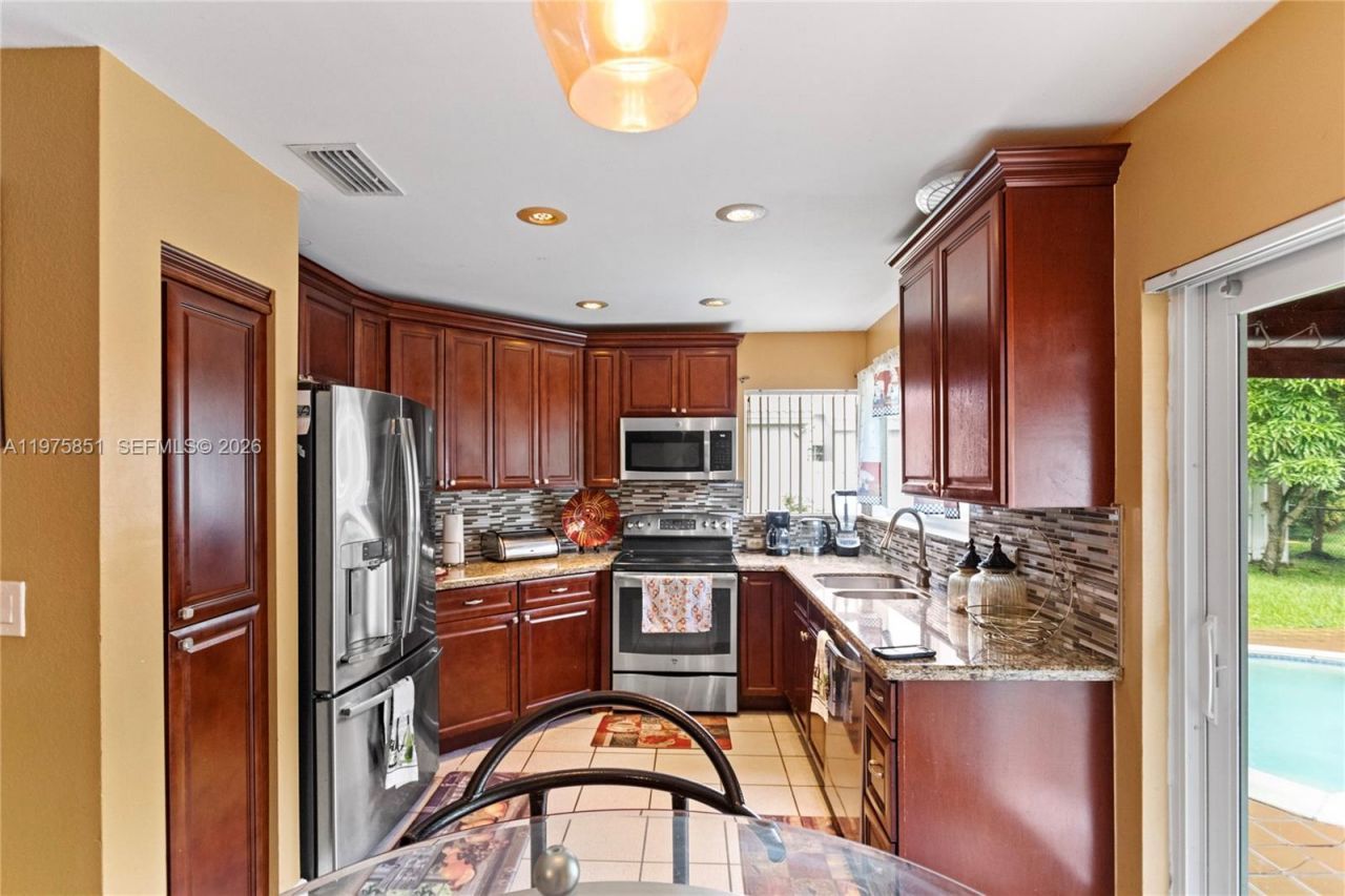 1071 SW 101st Ter, Pembroke Pines, FL 33025 Photo