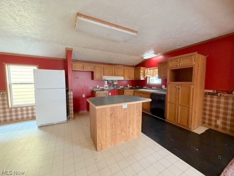 527 W 3rd Street , Uhrichsville, OH 44683 Photo 6