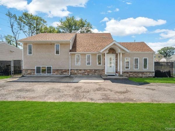 266 Ronkonkoma Avenue , Ronkonkoma, NY 11779