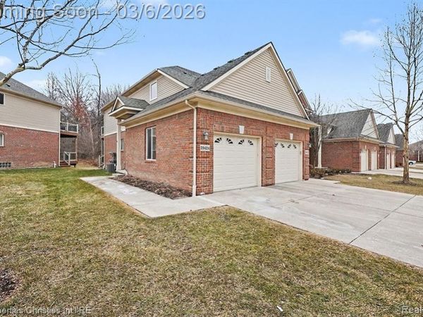 29424 Woodpark Circle, Warren, MI 48092