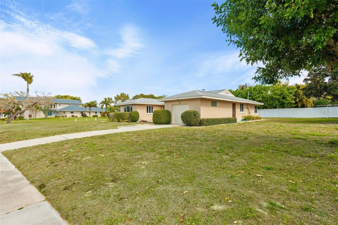 7549 Westmoreland Drive, Sarasota, FL 34243 Photo