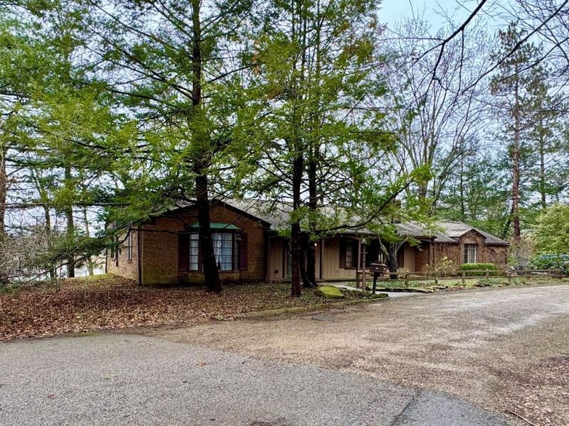 621 N Walnut Drive , Logan, OH 43138 Photo 2