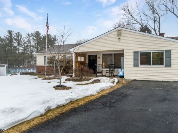 203 Powderhorn Dr, Lopatcong, NJ 08865