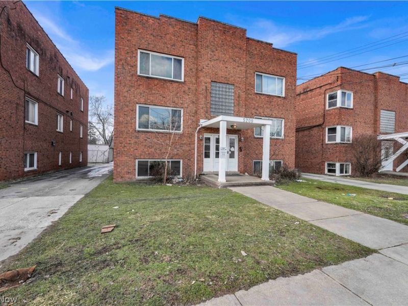 5208 Lee Road , Unit 3, Maple Heights, OH 44137 Photo 2