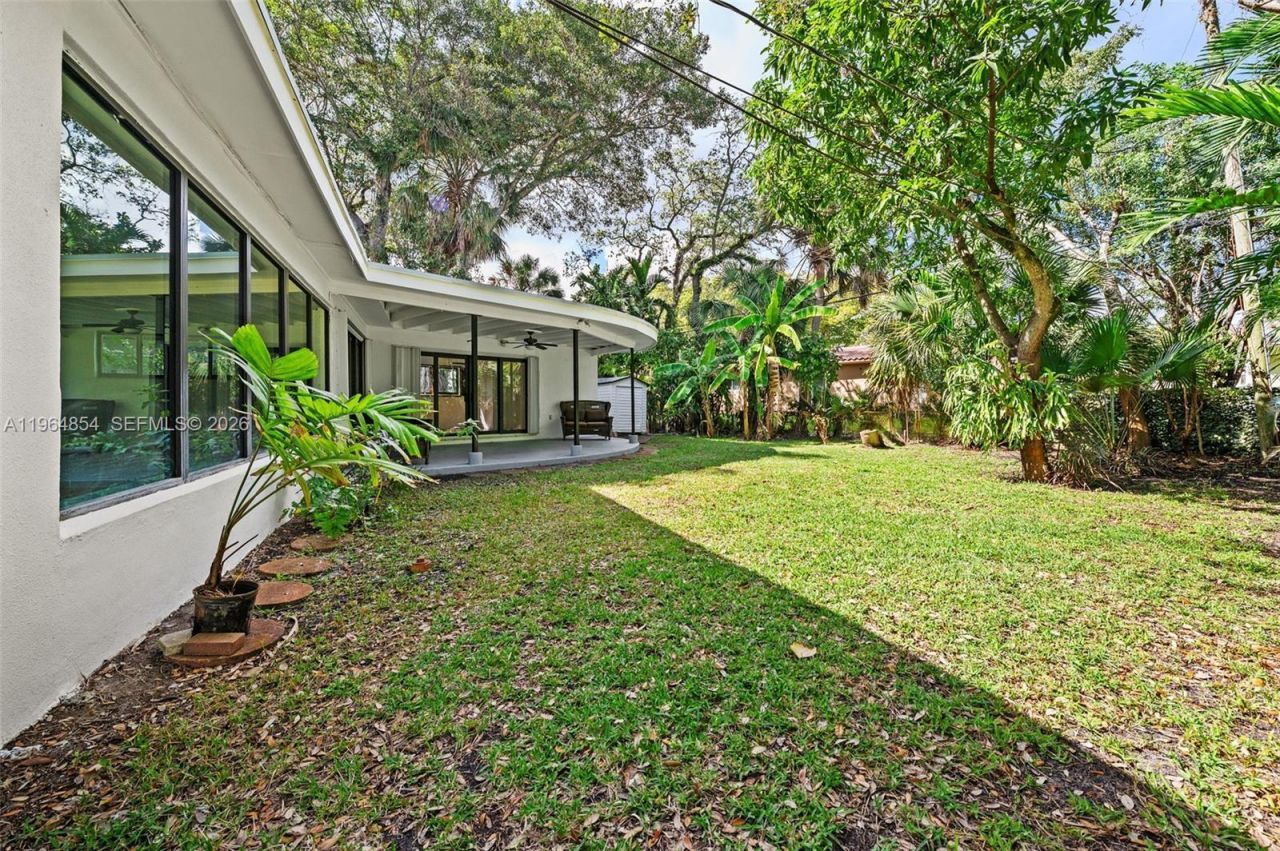 1745 NE 137th Ter, North Miami, FL 33181 Photo