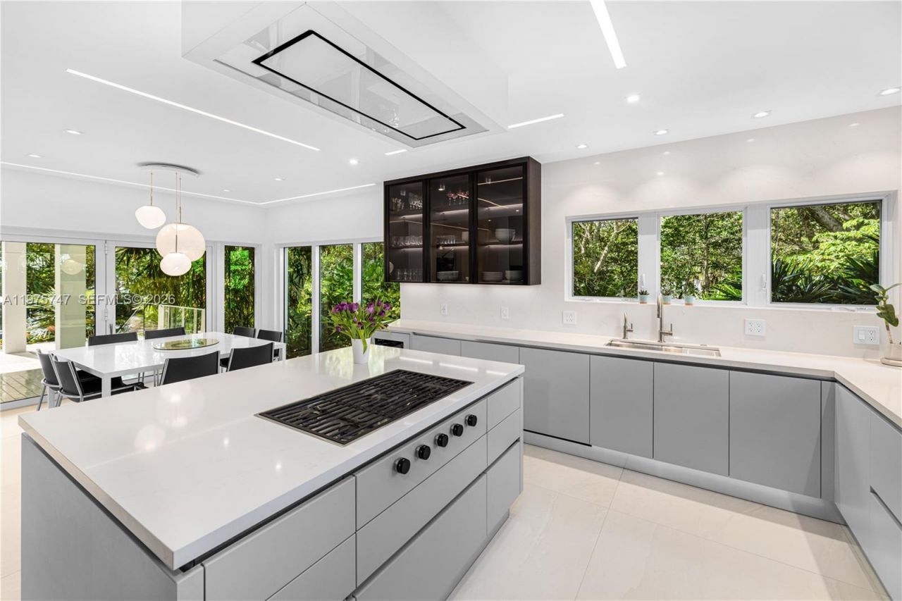 7150 W Lago Dr, Coral Gables, FL 33143 Photo