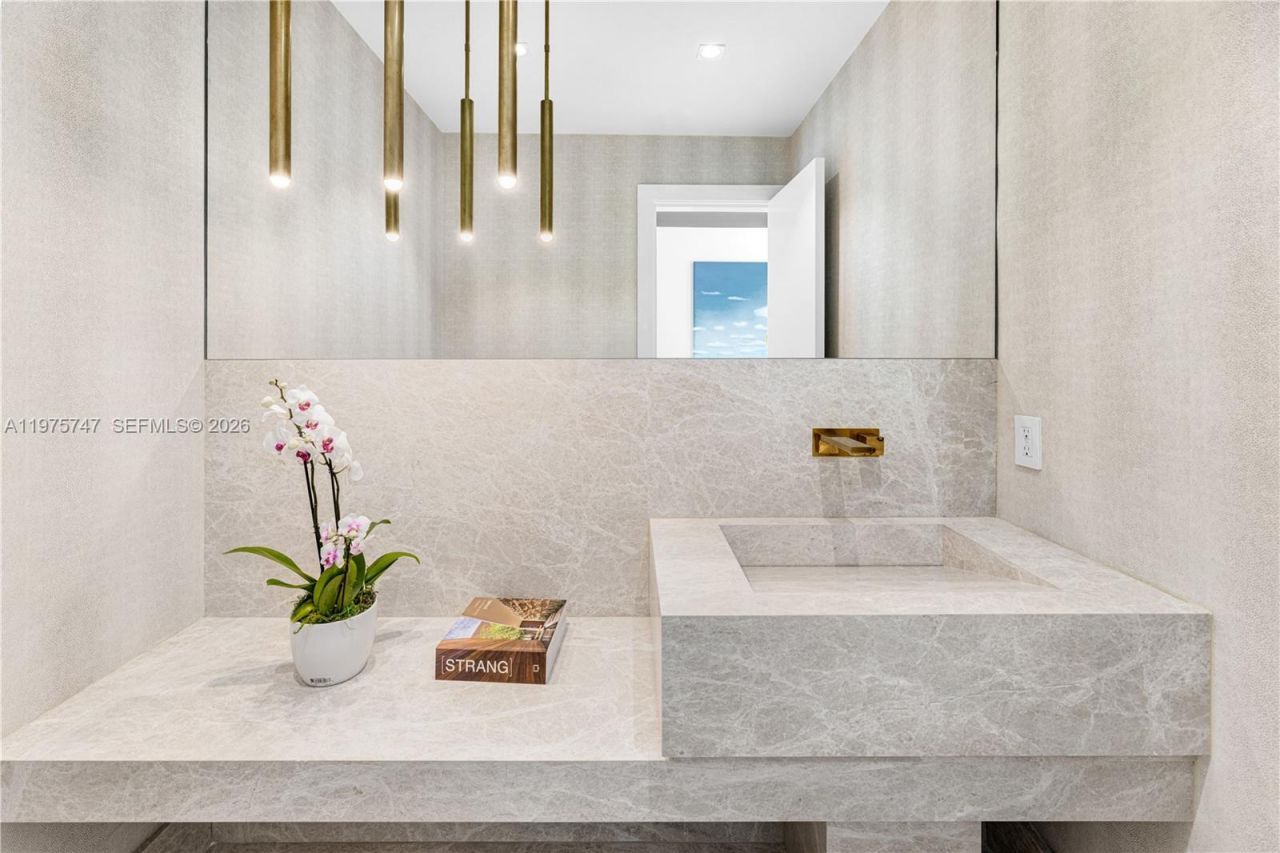 7150 W Lago Dr , Coral Gables, FL 33143 Photo