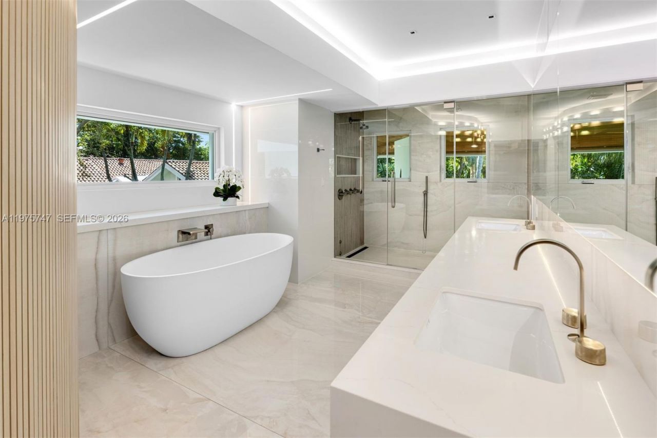 7150 W Lago Dr , Coral Gables, FL 33143 Photo