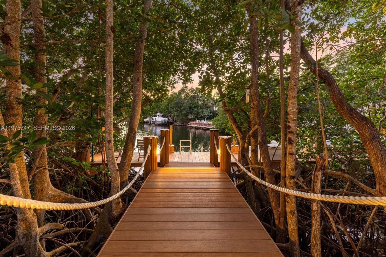 7150 W Lago Dr, Coral Gables, FL 33143 Photo