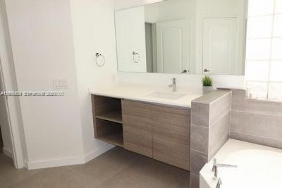 10889 NW 58th Ter , Doral, FL 33178 Photo