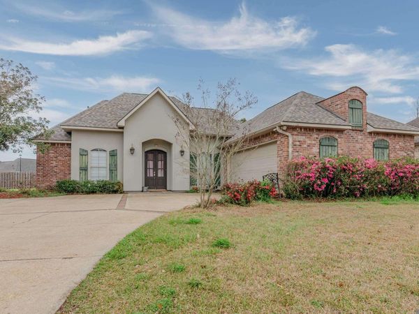 7053 Pelican Crossing Dr, Gonzales, LA 70737
