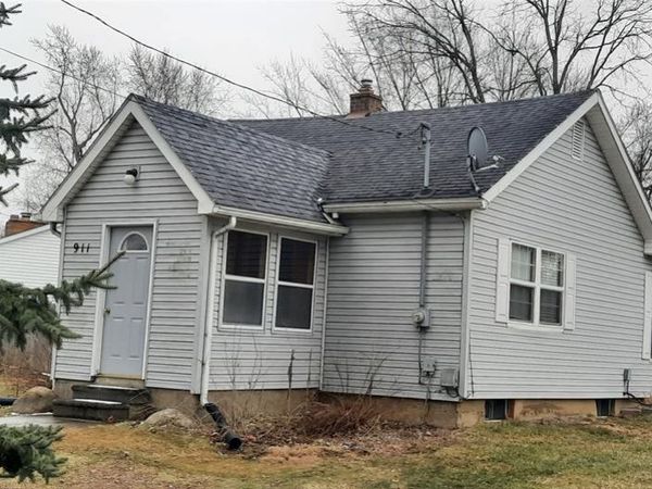 911 W Silver Lake Road, Fenton, MI 48430