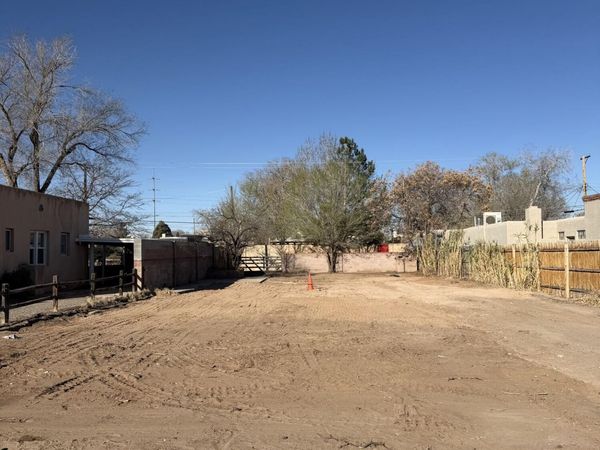 207 Richmond Drive SE, Albuquerque, NM 87106