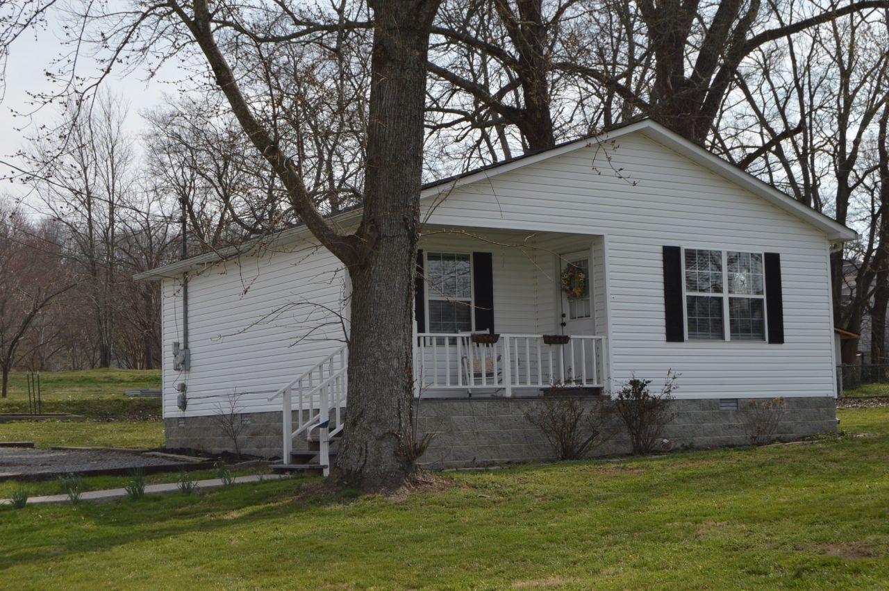 302 Bridge St E, Wartrace, TN 37183 Main Photo