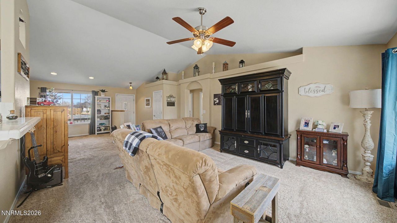 906 Julia Lane, Fernley, NV 89408 Photo