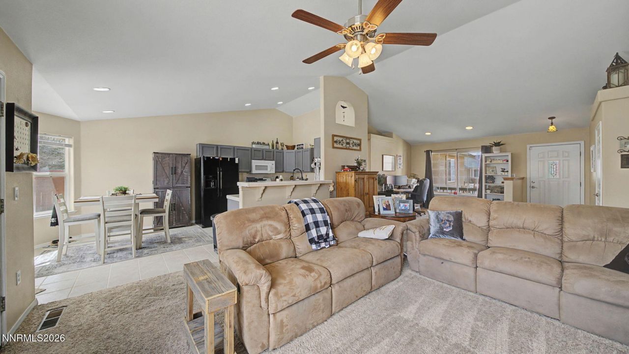 906 Julia Lane, Fernley, NV 89408 Photo