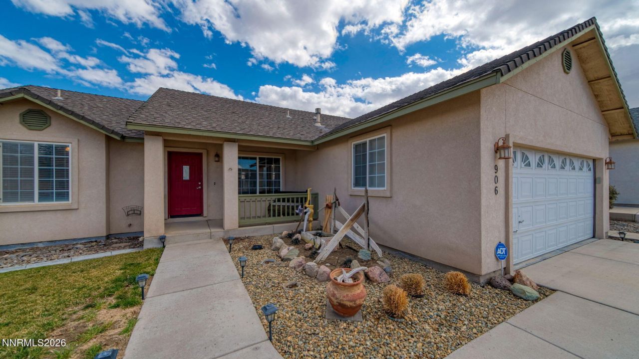 906 Julia Lane, Fernley, NV 89408 Photo