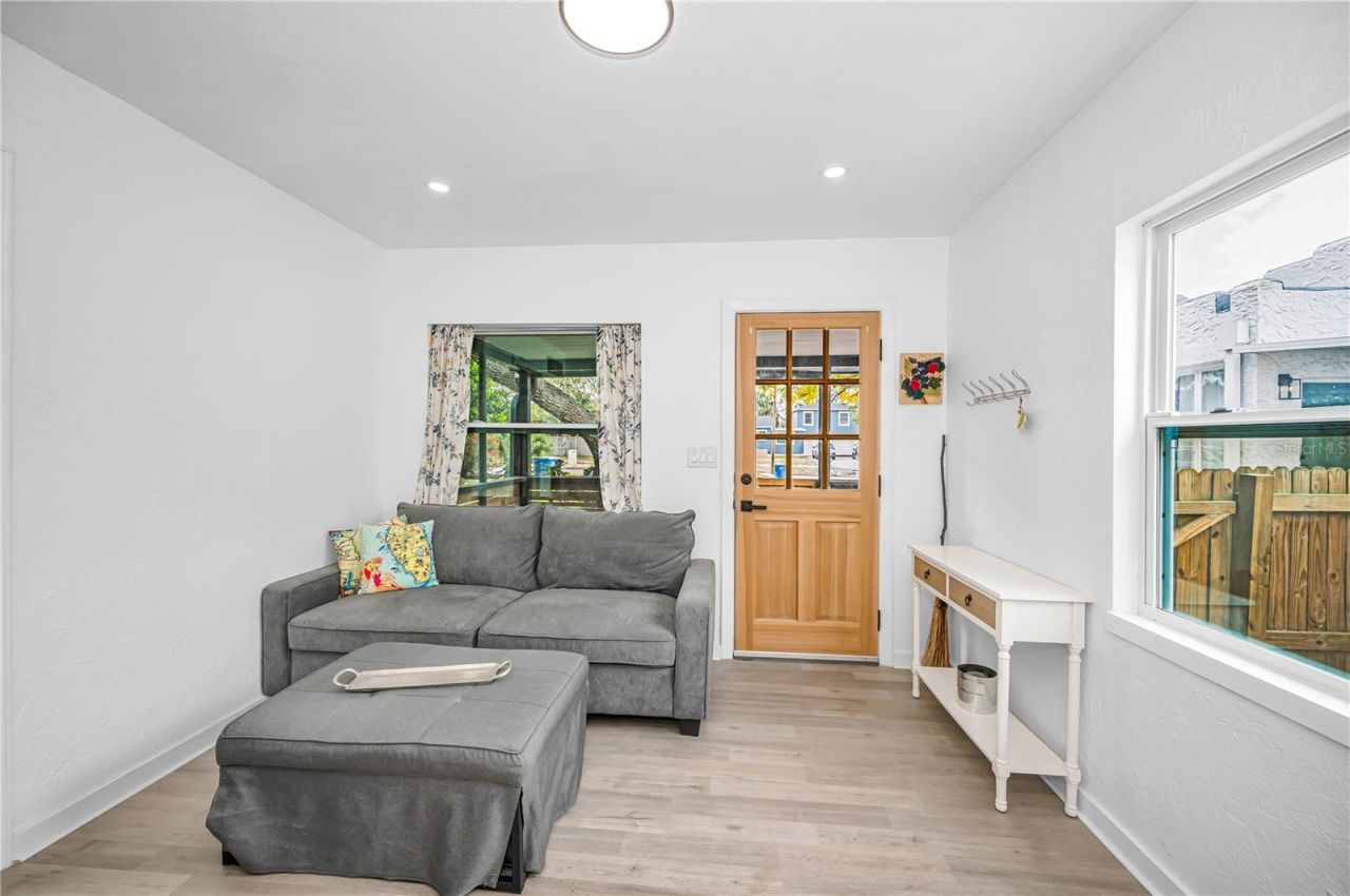 4917 Oxford Avenue N, Saint Petersburg, FL 33710 Photo