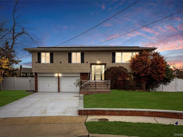 14 Hilton Court , Hicksville, NY 11801