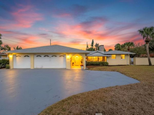 1124 N Halifax Avenue, Daytona Beach, FL 32118