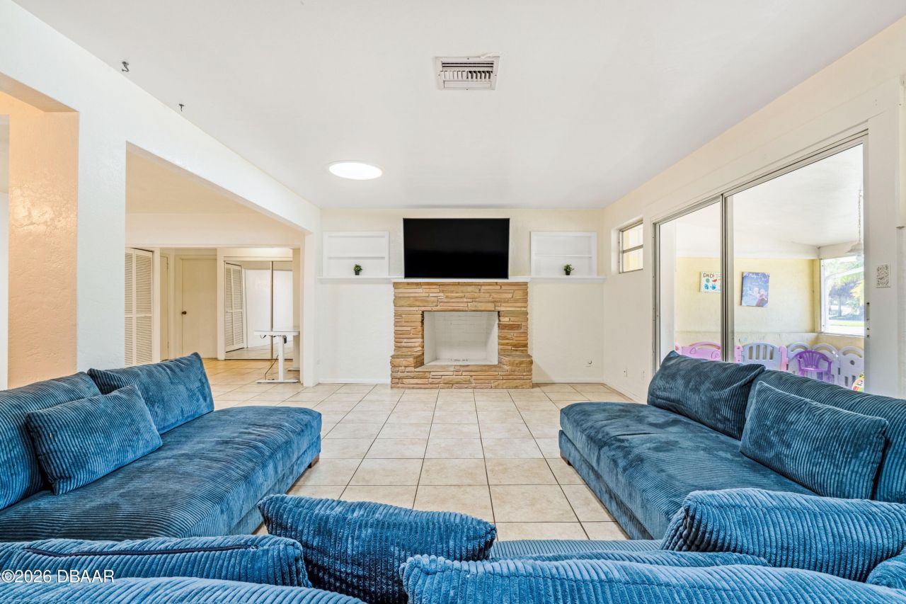 1124 N Halifax Avenue, Daytona Beach, FL 32118 Photo