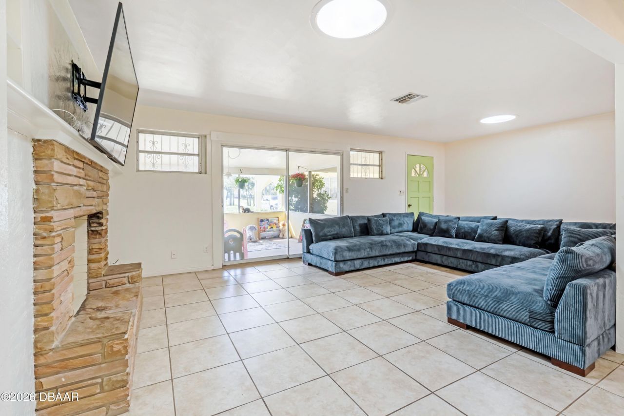 1124 N Halifax Avenue, Daytona Beach, FL 32118 Photo